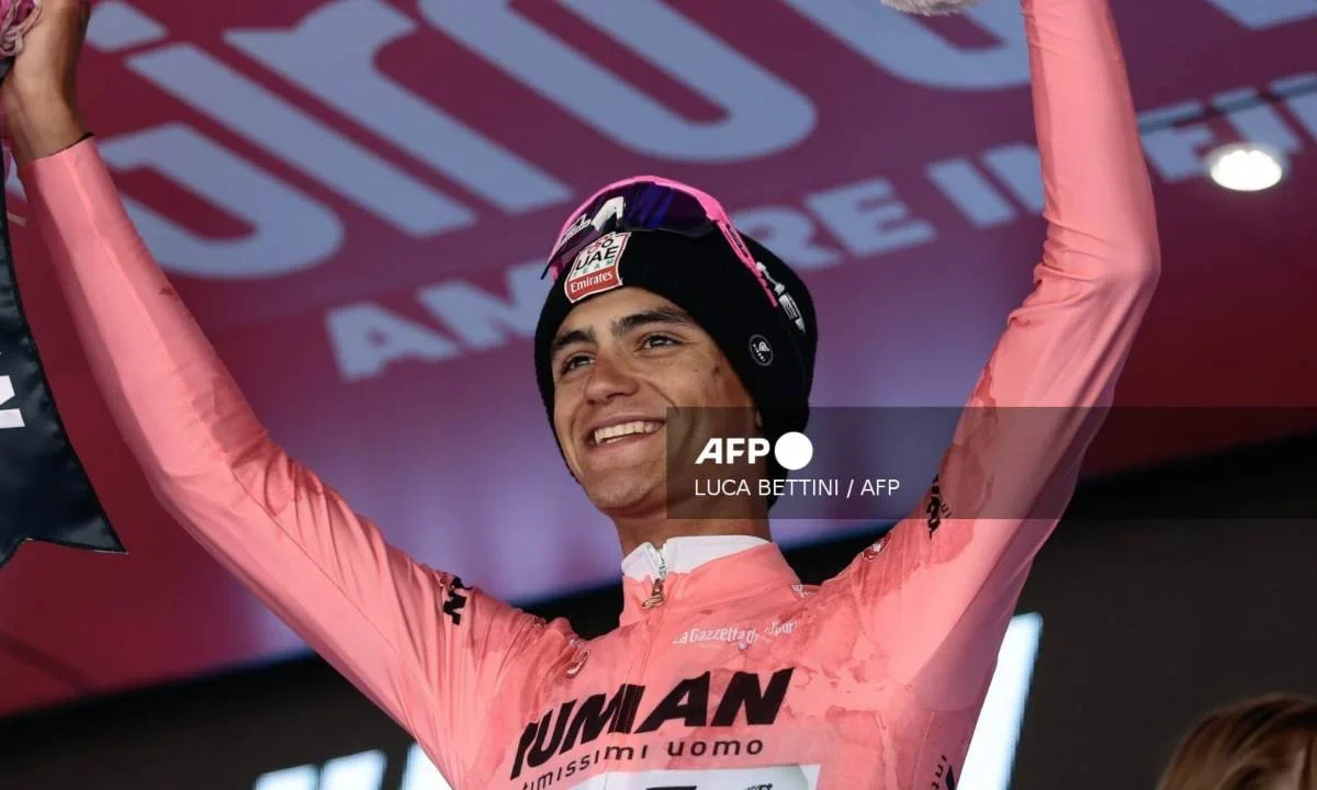 El ciclista mexicano, Isaac del Toro, ganó este sábado el Giro de Emilia.