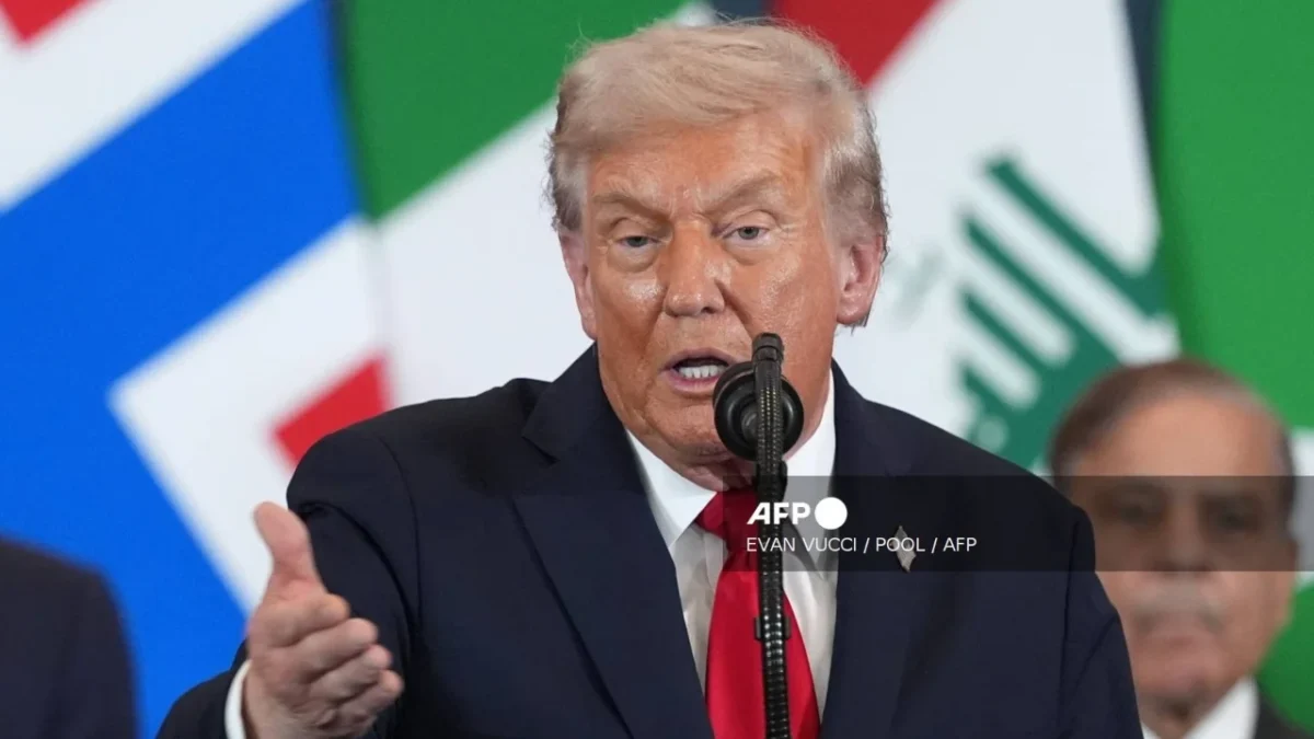 Trump celebra la tregua en Gaza junto a mandatarios, mientras el embajador Johnson lo llama “hacedor de paz”.