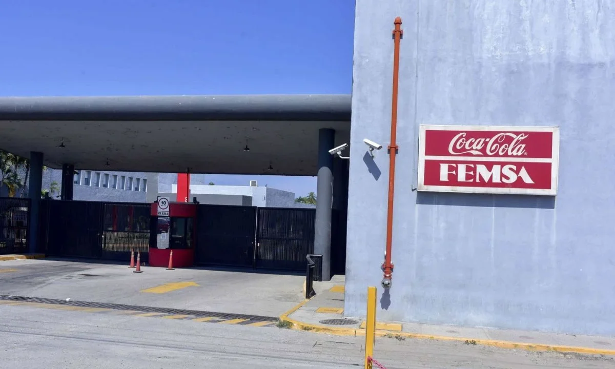Arca Continental, embotelladora de Coca Cola anunció que aumentará los precios de sus bebidas en 2026 en respuesta al IEPS a refrescos.