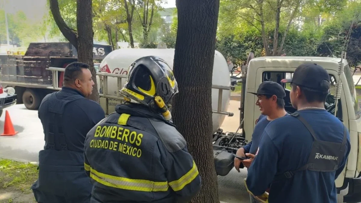La fuga de Gas LP de una pipa que circulaba sobre Circuito Interior provocó momentos de pánico entre automovilistas y vecinos de la zona.
