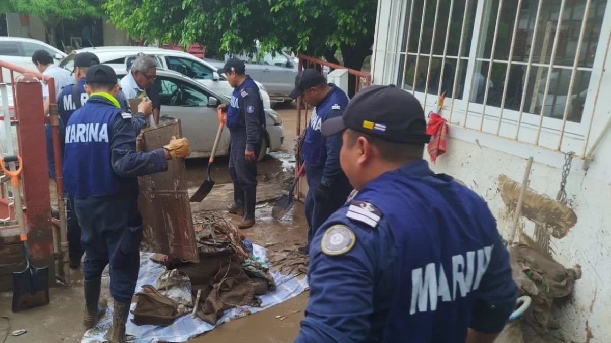 Elementos de la Marina realizan labores de limpieza y entregan ayuda humanitaria en Veracruz, Puebla, San Luis Potosí e Hidalgo.