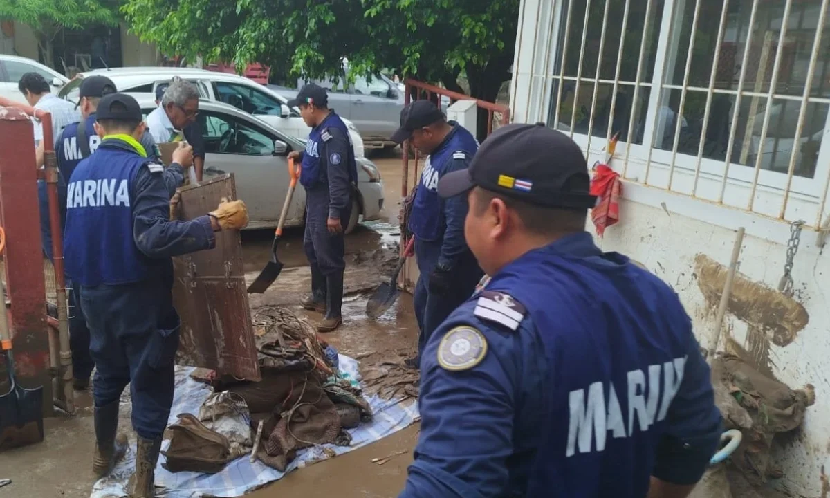 Elementos de la Marina realizan labores de limpieza y entregan ayuda humanitaria en Veracruz, Puebla, San Luis Potosí e Hidalgo.