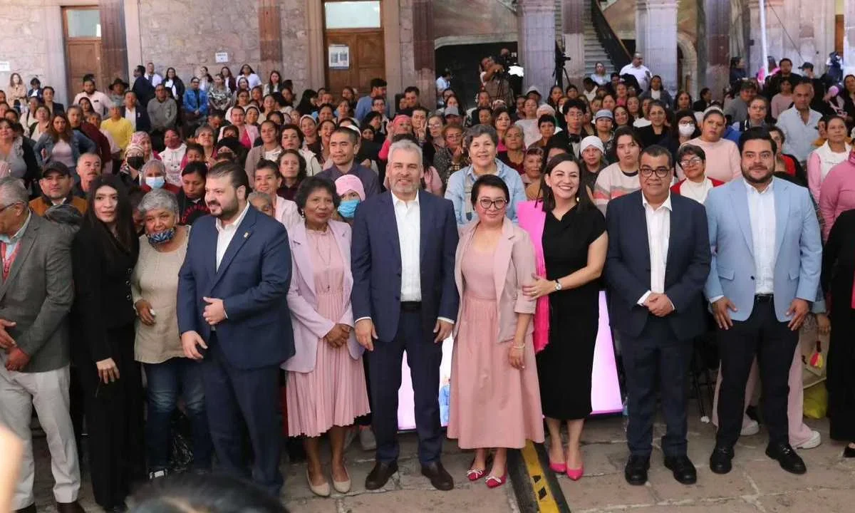 El gobernador Alfredo Ramírez Bedolla destacó que las mujeres no están solas en su tratamiento contra el cáncer.