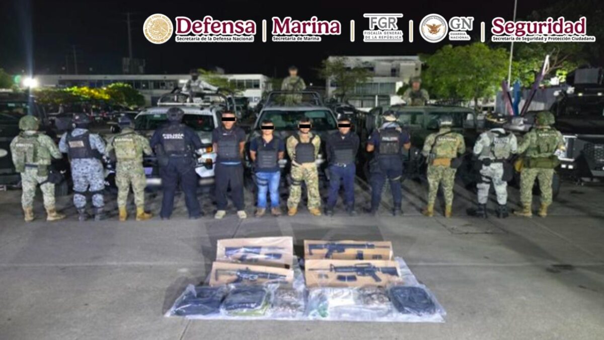 Elementos del Gabinete de Seguridad muestran el armamento y equipo asegurado tras la detención de presuntos extorsionadores en Tabasco.