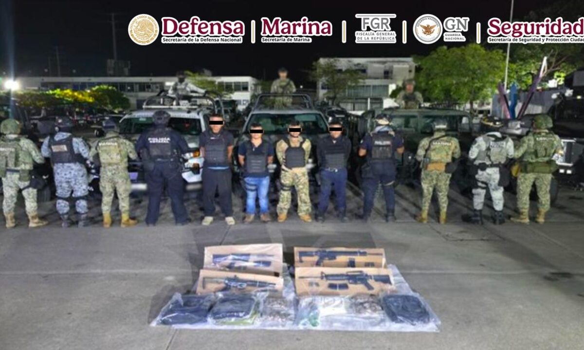 Elementos del Gabinete de Seguridad muestran el armamento y equipo asegurado tras la detención de presuntos extorsionadores en Tabasco.