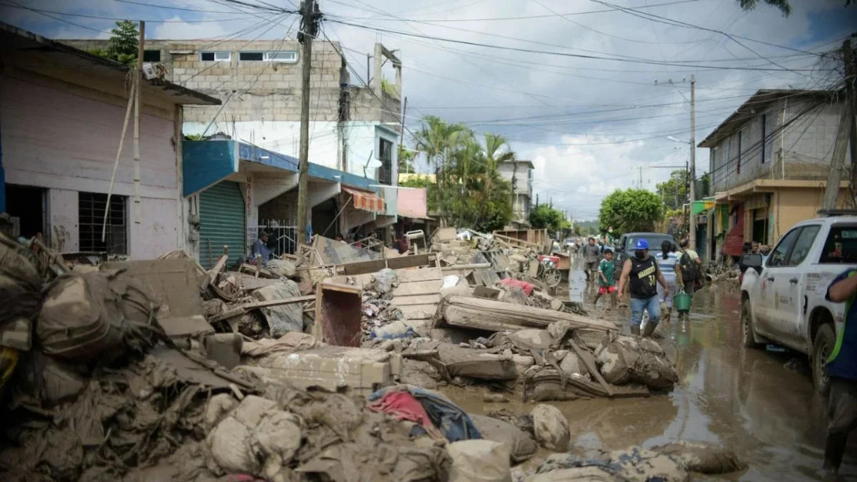 En Poza Rica se tiene un avance de 32 por ciento en el retiro de escombro y limpieza, de las más de 5 mil viviendas afectadas.