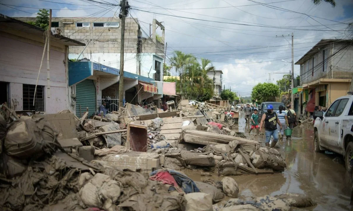 En Poza Rica se tiene un avance de 32 por ciento en el retiro de escombro y limpieza, de las más de 5 mil viviendas afectadas.