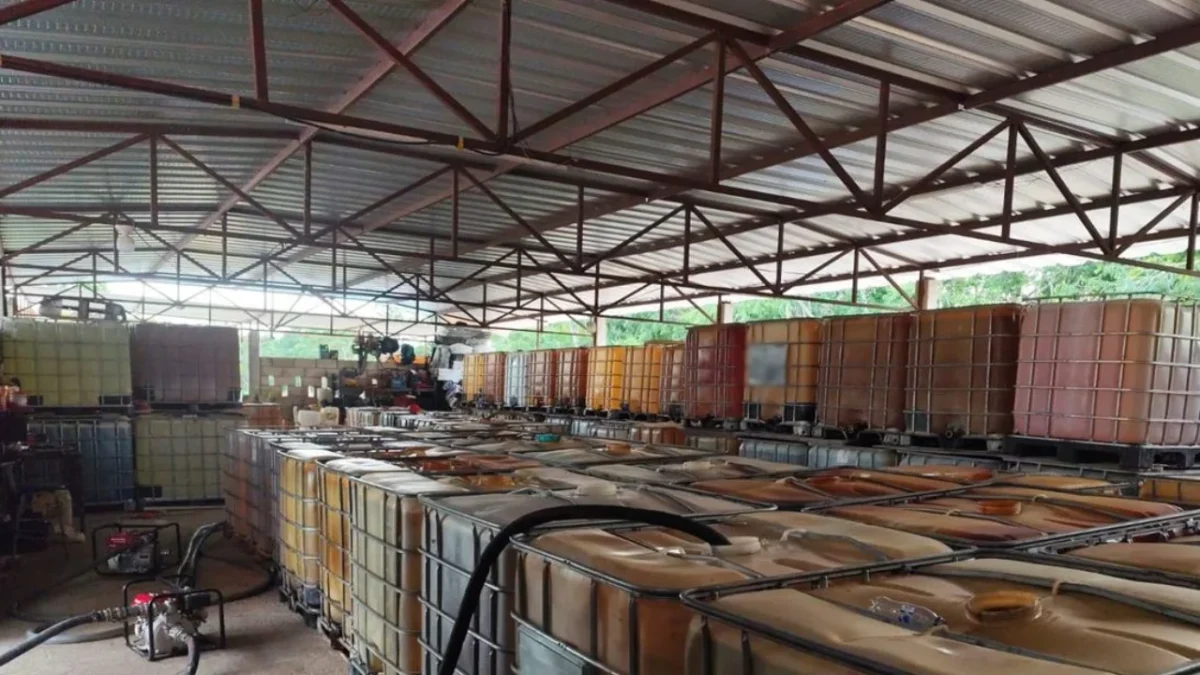 Elementos de la Guardia Nacional y autoridades federales aseguraron miles de litros de combustible robado en Yucatán.