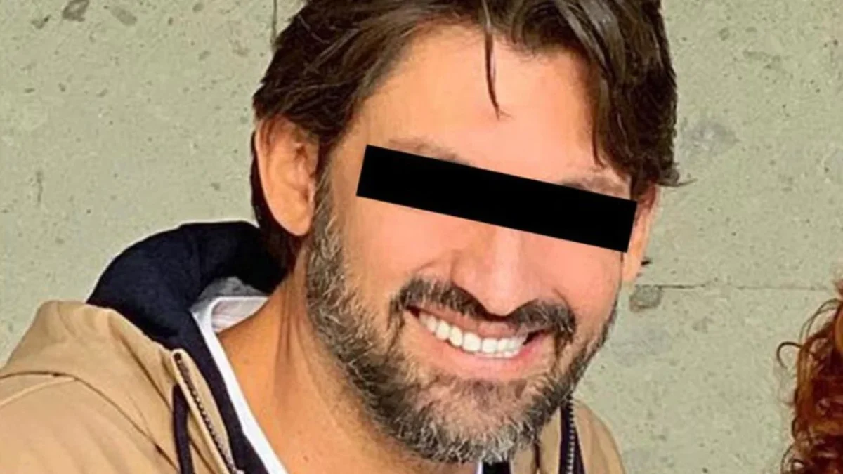 La FGR indicó que Víctor Manuel “N”, esposo de Inés Gómez Mont, cuenta con tres órdenes de aprehensión vigentes.