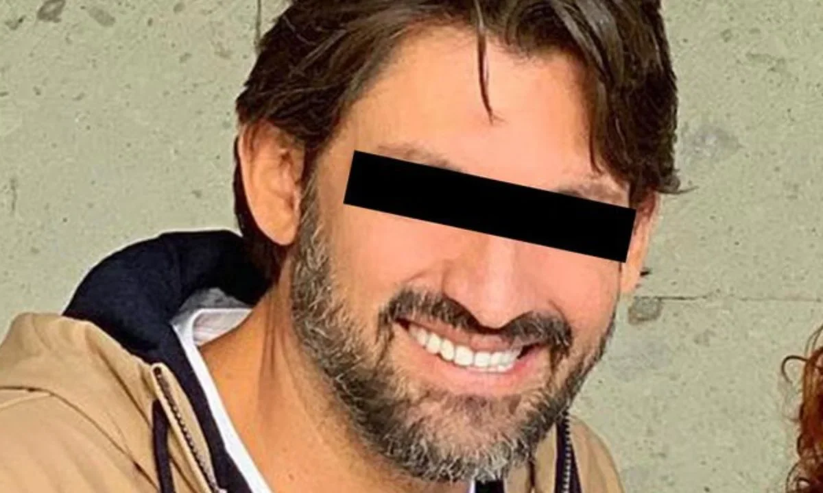La FGR indicó que Víctor Manuel “N”, esposo de Inés Gómez Mont, cuenta con tres órdenes de aprehensión vigentes.
