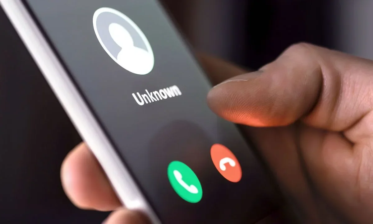 Usuarios tienen registros de llamadas de estafas telefónicas provenientes de EU, Canadá, Reino Unido, Marruecos y Nigeria, entre otros.