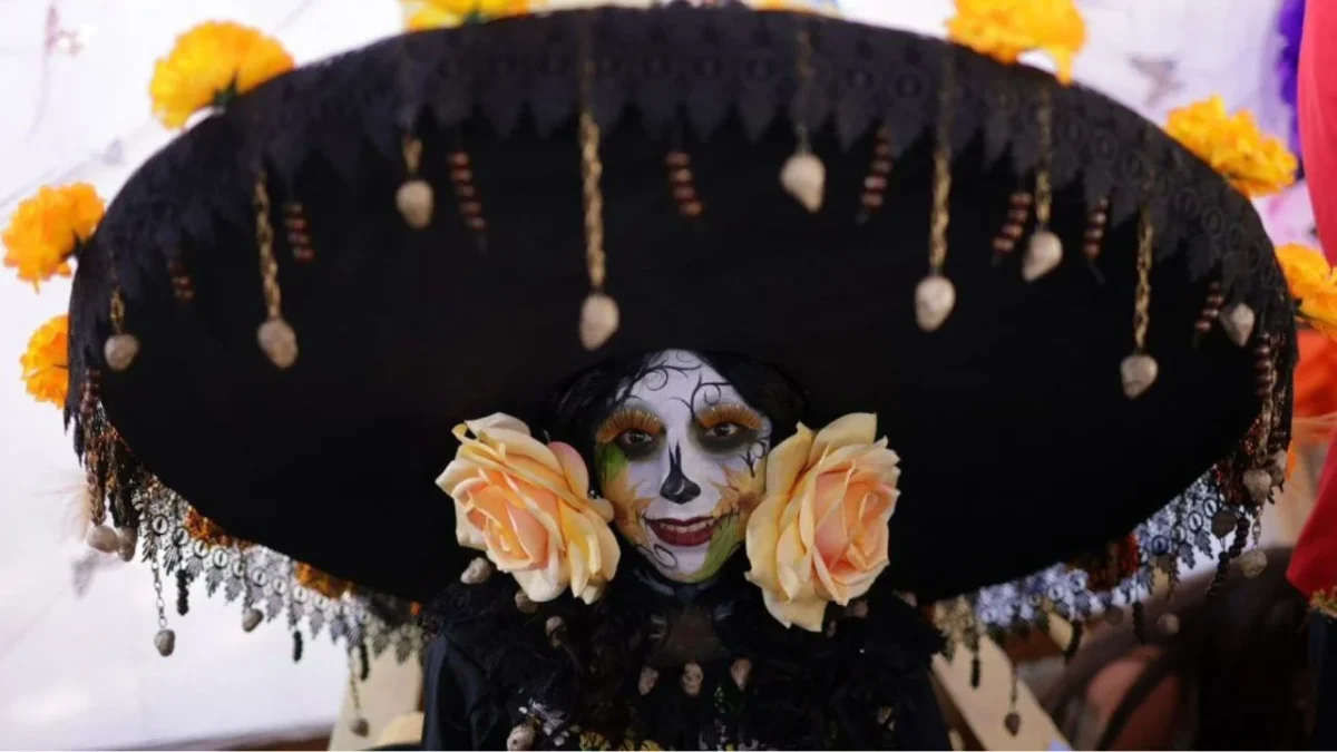 En su edición 15 de la Feria de la Catrina, este pueblo michoacano ofrece una amplia variedad de figuras de barro.