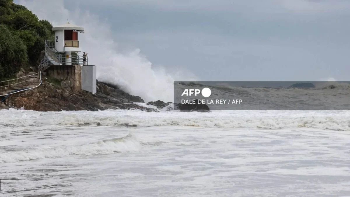 Filipinas emite una alerta de tsunami tras registrarse un sismo de magnitud 7.4; advirtieron a los habitantes a evacuar las zonas afectadas.