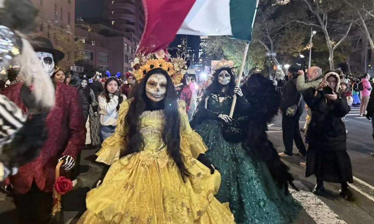 Habitantes de Nueva York desbordaron su imaginación para disfrazarse durante el mega desfile de Halloween este 31 de octubre.