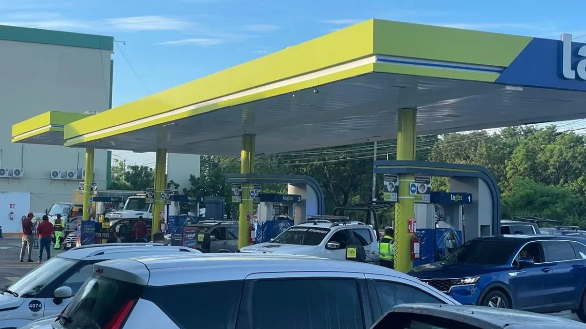 La falta del combustible ha provocado filas de hasta un kilómetro en las gasolineras de Cancún, que sí están en condiciones para despachar.