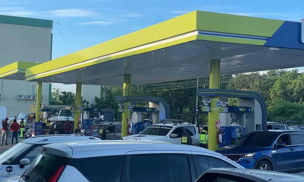 La falta del combustible ha provocado filas de hasta un kilómetro en las gasolineras de Cancún, que sí están en condiciones para despachar.