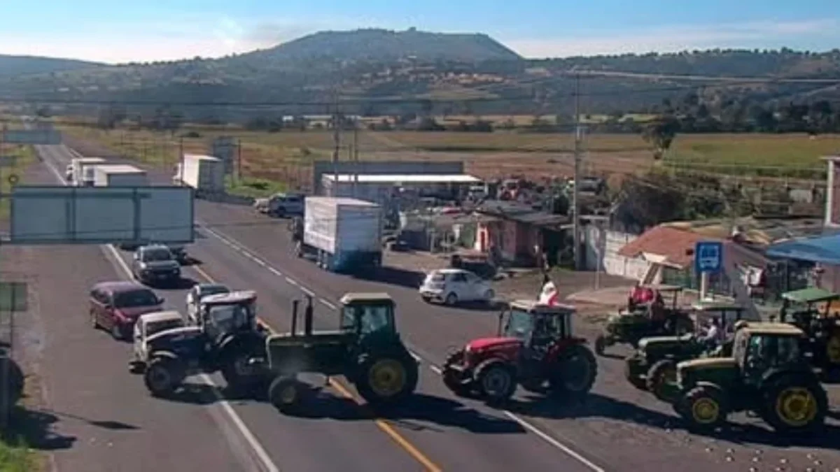 Productores de granos mantienen bloqueos en diversas carreteras del país, informó la Secretaría de Infraestructura, Comunicaciones y Transportes.