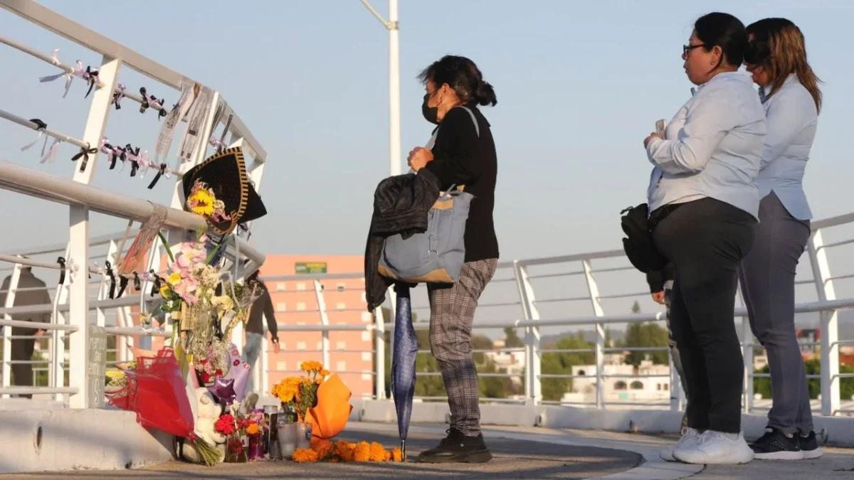 Calles de la ciudad de Puebla se llenaron de flores de cempasúchil para recordar a las personas que perdieron la vida en un accidente.