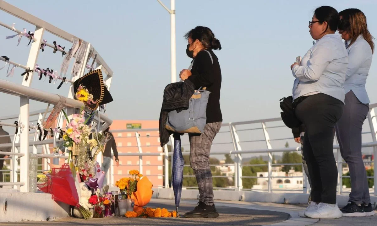 Calles de la ciudad de Puebla se llenaron de flores de cempasúchil para recordar a las personas que perdieron la vida en un accidente.