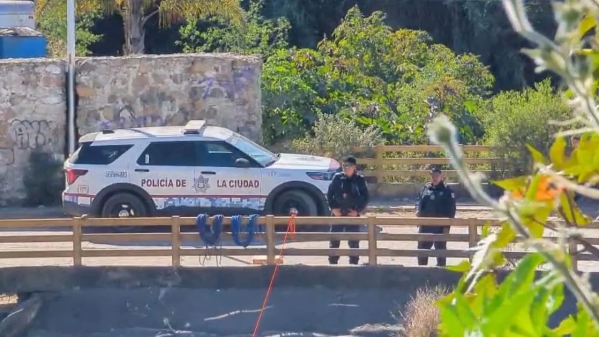 Elementos de la policía municipal y peritos de la FGE realizaron diligencias en la barranca de La Resurrección, Puebla.