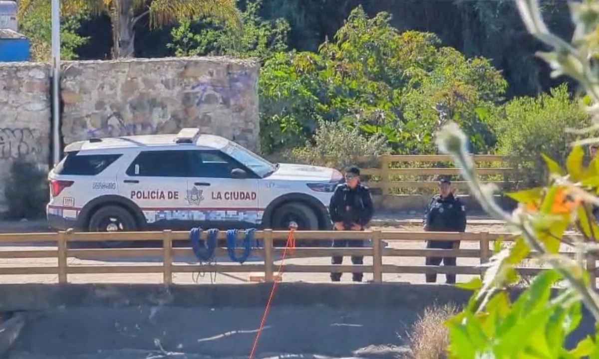 Elementos de la policía municipal y peritos de la FGE realizaron diligencias en la barranca de La Resurrección, Puebla.