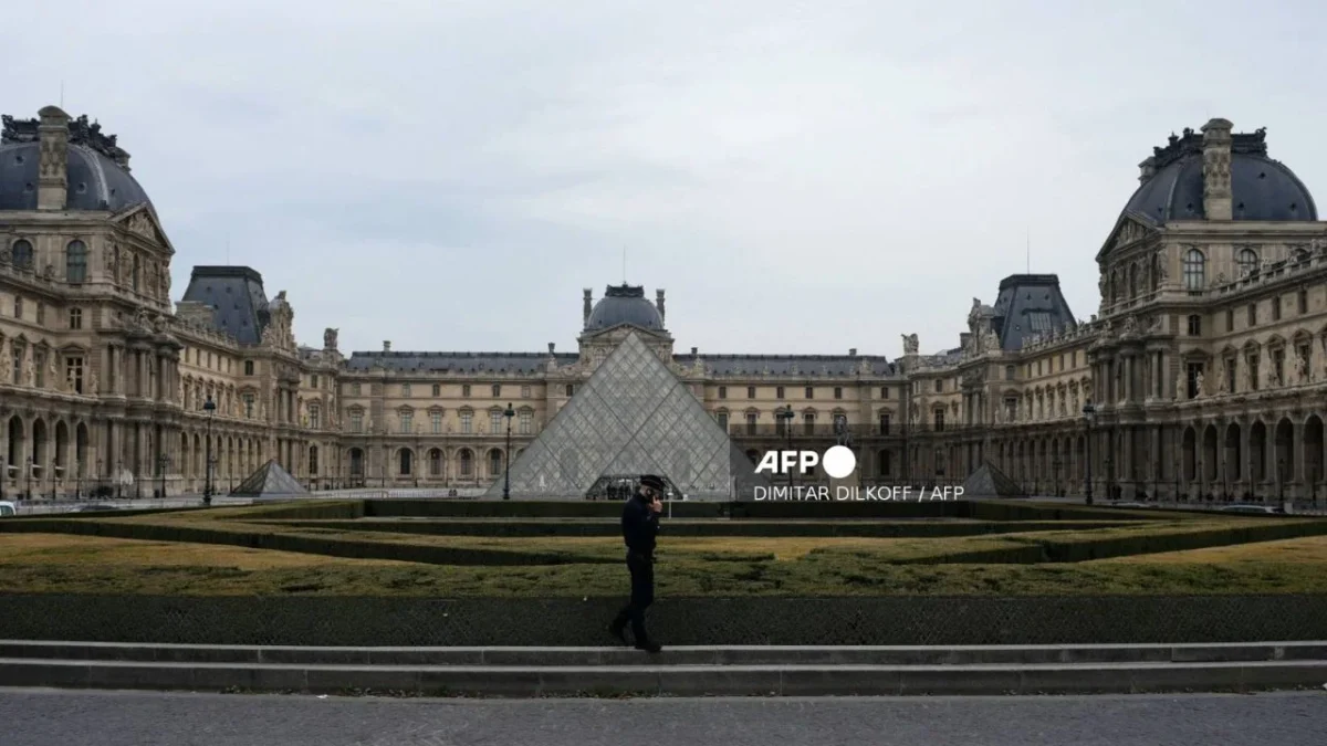 “Hemos fallado”, dijo el ministro francés tras robo en el Museo de Louvre a plena luz de día de piezas que son valor patrimonial inestimable.