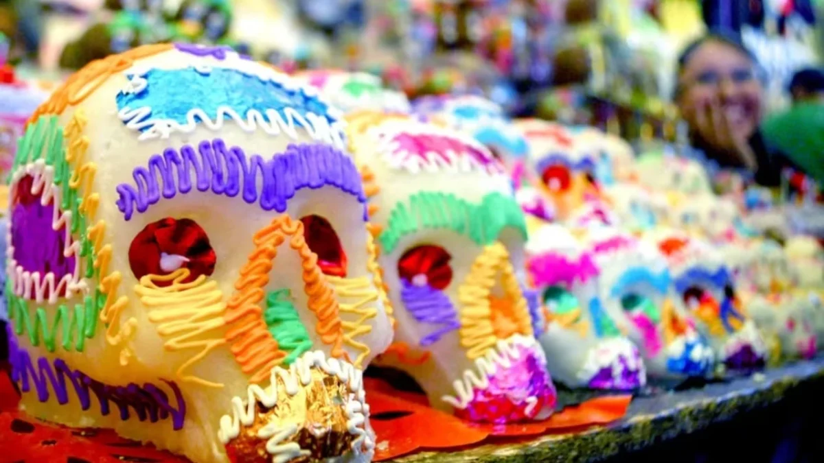 Calaveritas de azúcar listas para decorar, un dulce símbolo del Día de Muertos que combina arte y tradición.