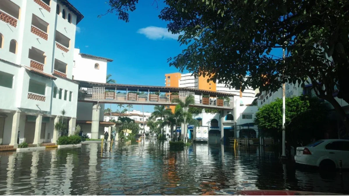 En los estados afectados por el Huracán Priscilla se ha registra fuerte oleaje, cierre de playas, cierre de comercios y suspensión de clases.