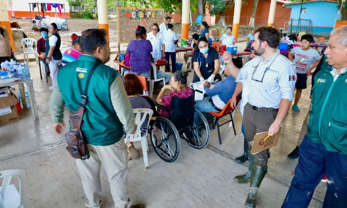 Tras afectaciones por lluvias, IMSS Bienestar distribuyó 14 toneladas de insumos médicos a través de las Rutas de la Salud en Veracruz.