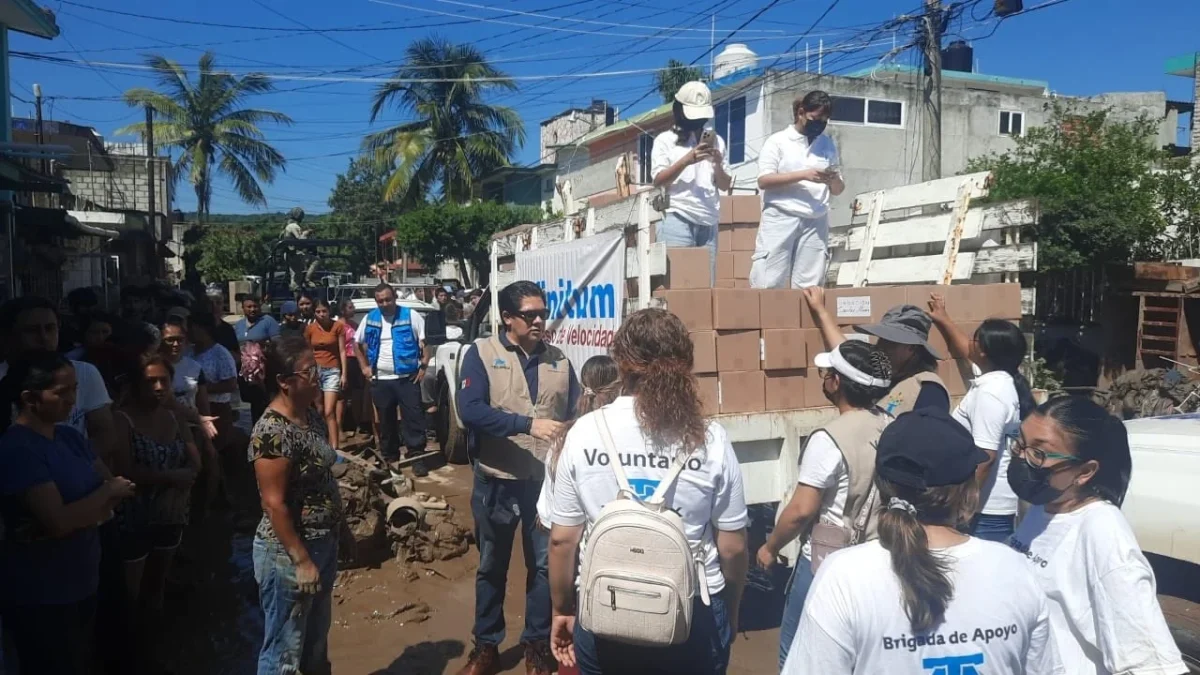 Aporte. Telmex puso a disposición un helicóptero, así como insecticidas y mosquiteros para prevenir brotes.