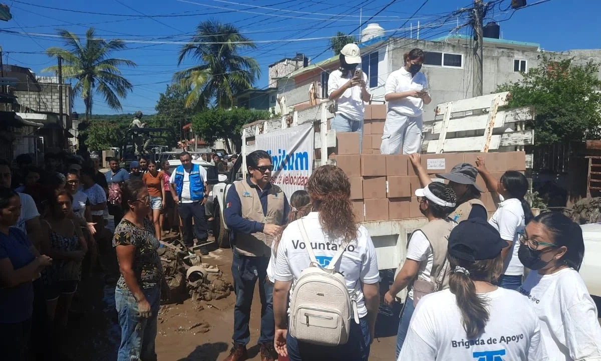 Aporte. Telmex puso a disposición un helicóptero, así como insecticidas y mosquiteros para prevenir brotes.