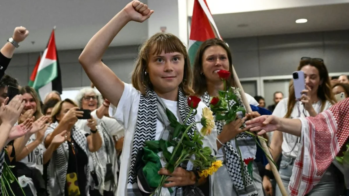 Greta Thunberg en el Aeropuerto de Atenas tras arribar luego de ser deportada por Israel