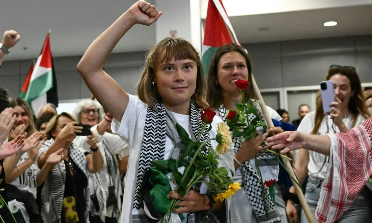 Greta Thunberg en el Aeropuerto de Atenas tras arribar luego de ser deportada por Israel