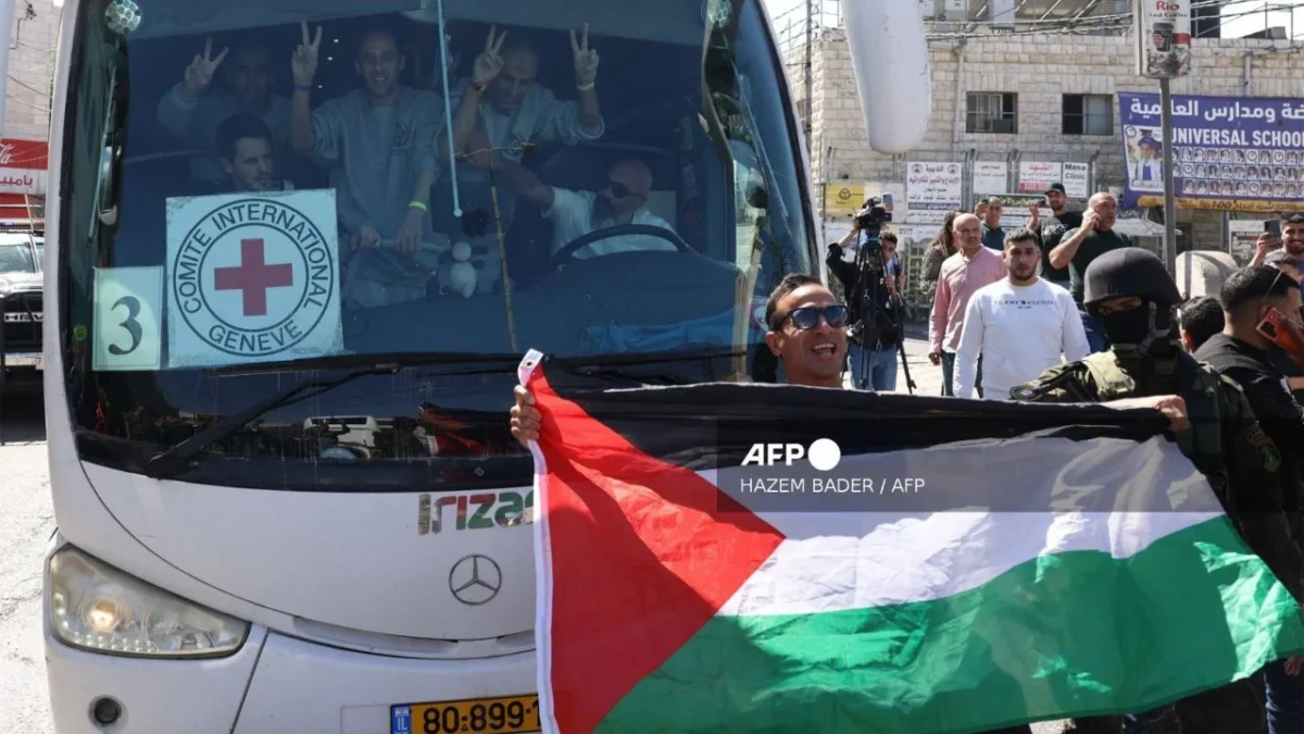 Israel y Hamás inician liberación de rehenes y prisioneros