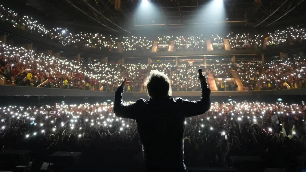 Antes de presentar su libro, Javier Milei interpretó canciones de rock como 'Panic Show' de La Renga y 'Demoliendo hoteles' de Charlie García.