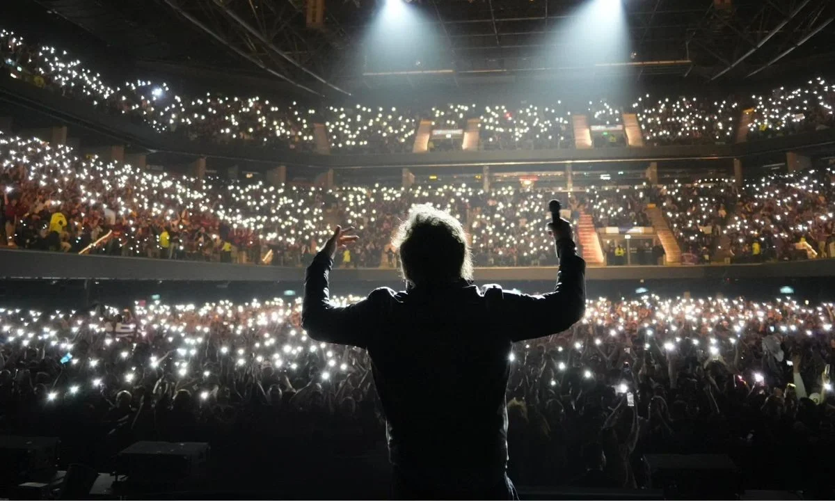 Antes de presentar su libro, Javier Milei interpretó canciones de rock como 'Panic Show' de La Renga y 'Demoliendo hoteles' de Charlie García.
