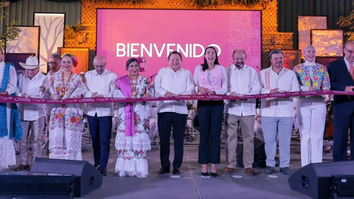 Joaquín Díaz Mena inauguró la Semana de Yucatán en México, en el Palacio de los Deportes.