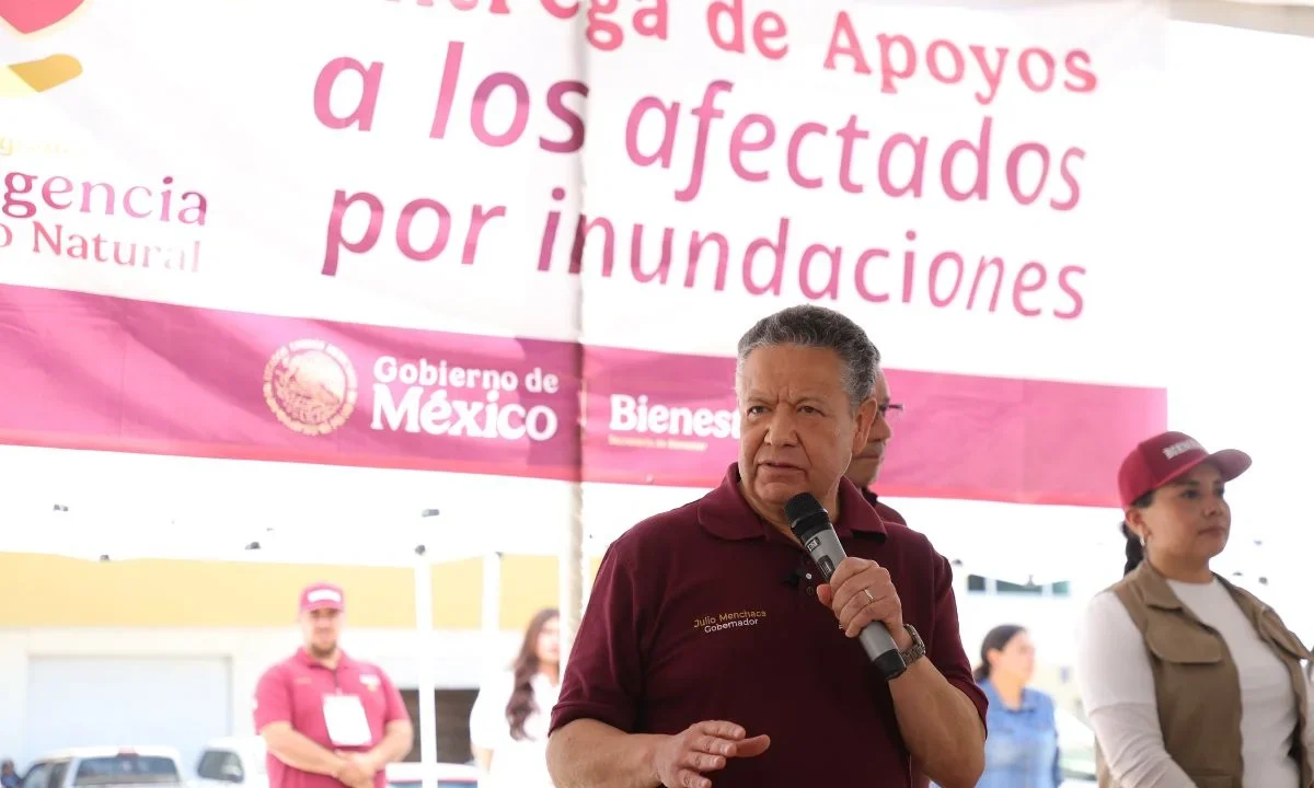 Julio Menchaca Salazar, acompañó la primera entrega de apoyos económicos que arrancó en los municipios de Metztitlán y Zimapán en Hidalgo.