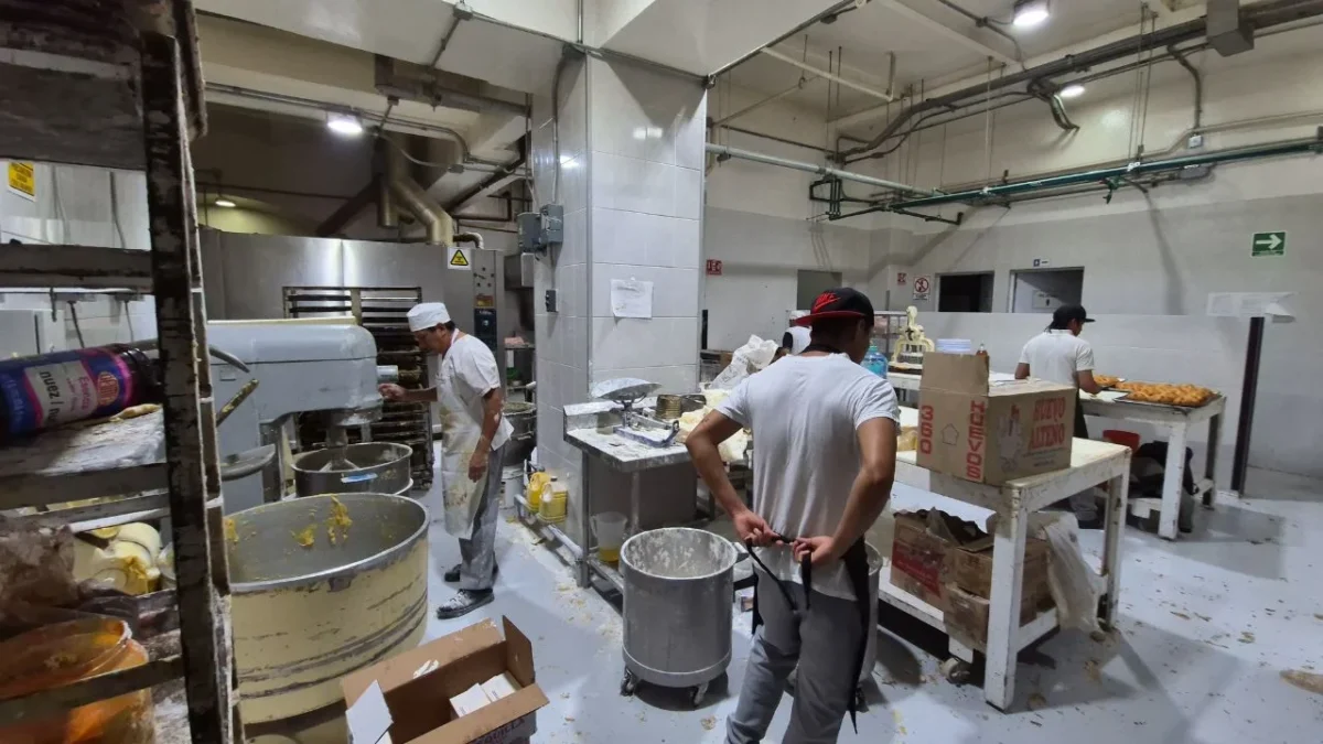 Con un equipo de 18 personas, entre reposteros, bizcocheros y franceseros, en La Vasconia elaboran más de 300 piezas saladas y dulces para satisfacer la alta demanda.