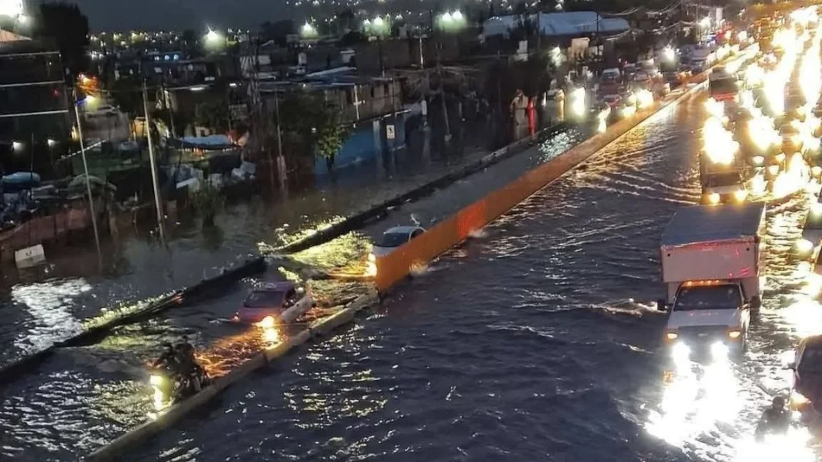 Colonos aledaños al canal de aguas negras Acapol, Valle de Chalco, alertaron que el caudal se encuentra lleno debido a las fuertes lluvias.