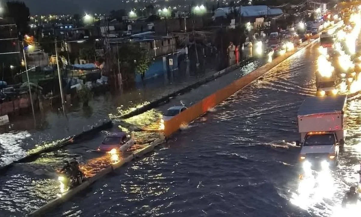 Colonos aledaños al canal de aguas negras Acapol, Valle de Chalco, alertaron que el caudal se encuentra lleno debido a las fuertes lluvias.