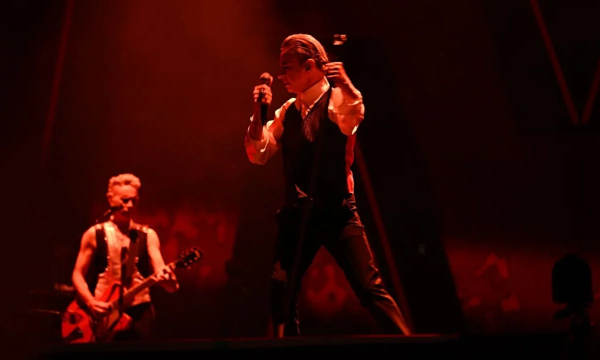 Dirigido por el mexicano Fernando Frías, M es el testigo audiovisual de las tres fechas agotadas de Depeche Mode en el Estadio GNP.