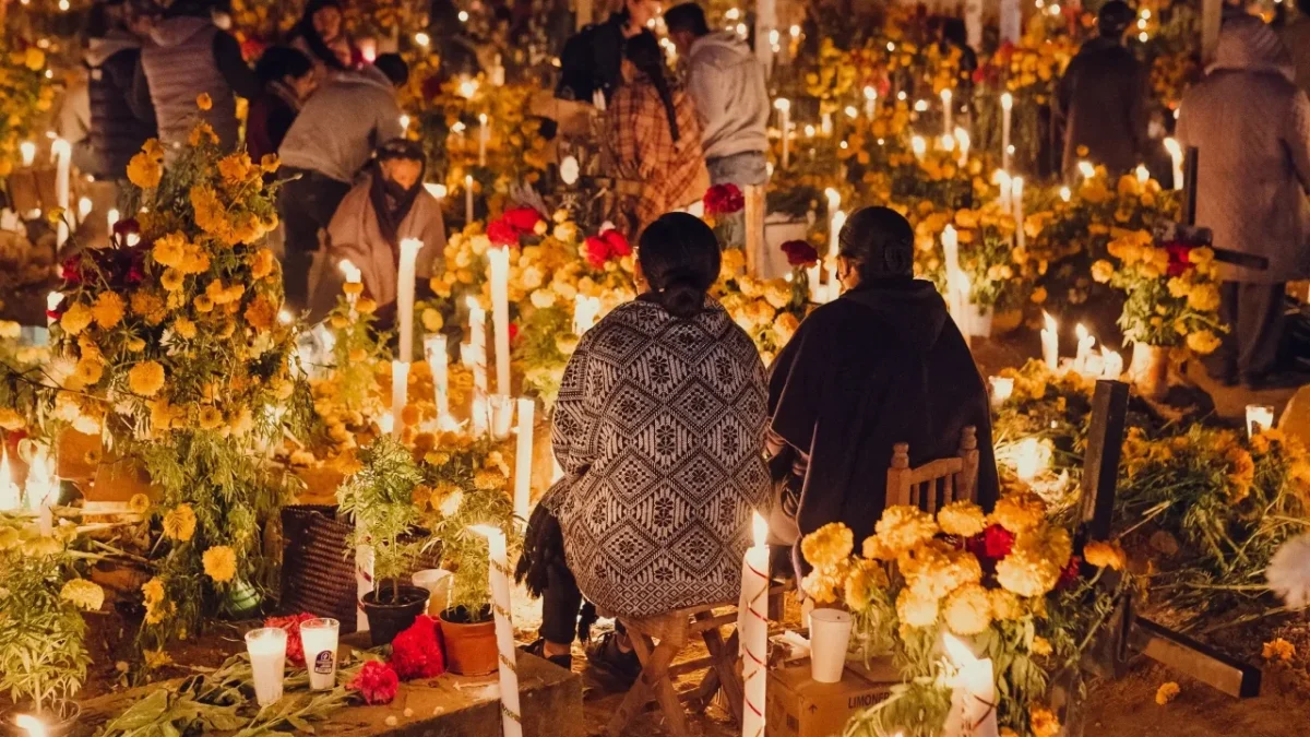 Altares, flores y velas iluminan los panteones más emblemáticos del país durante la celebración del Día de Muertos.