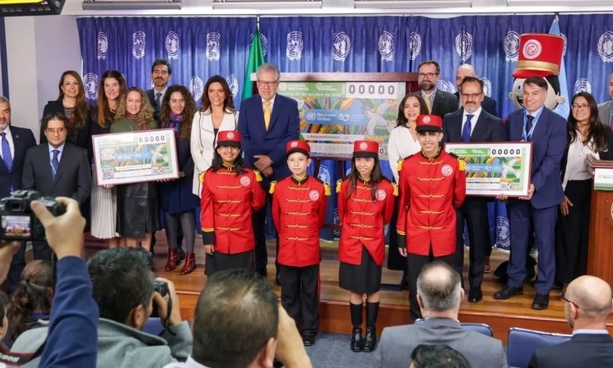 La titular de la Lotenal señaló que el billete conmemorativo es para honrar la paz, la cooperación y la esperanza que representa la ONU.