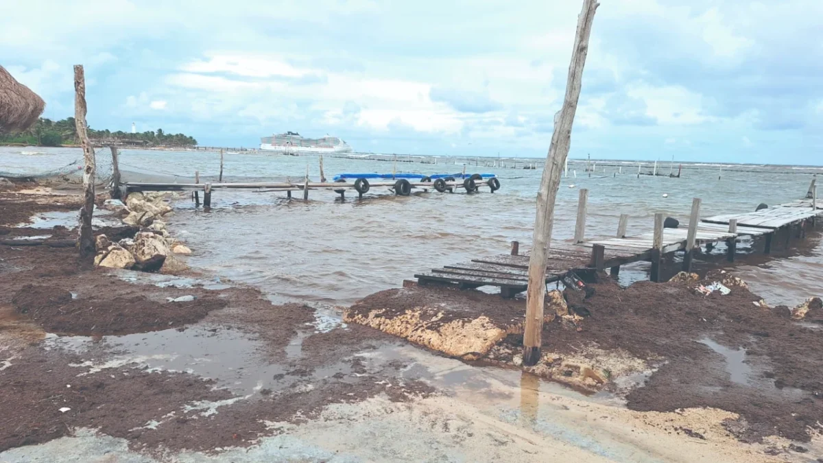 El malecón de Mahahual presenta adoquines rotos y luminarias apagadas, reflejo del deterioro que afecta al puerto turístico.