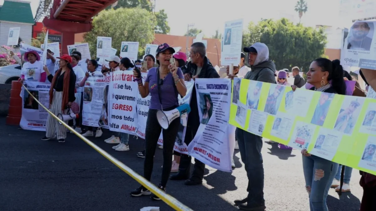 Familiares amigos y vecinos de Kimberly Moya González permanecían en el bloqueo del Periférico para exigir la aparición de la joven y de otros desaparecidos.