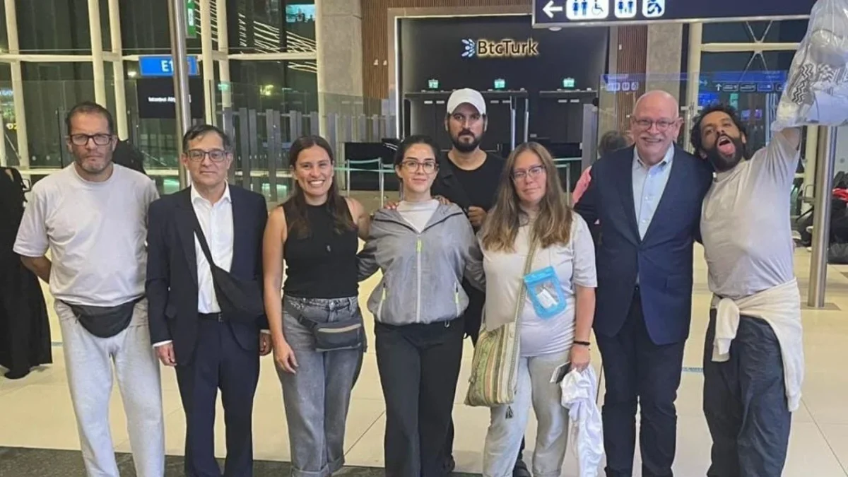 Mexicanos a bordo de la Global Sumud Flotilla llegan al AICM