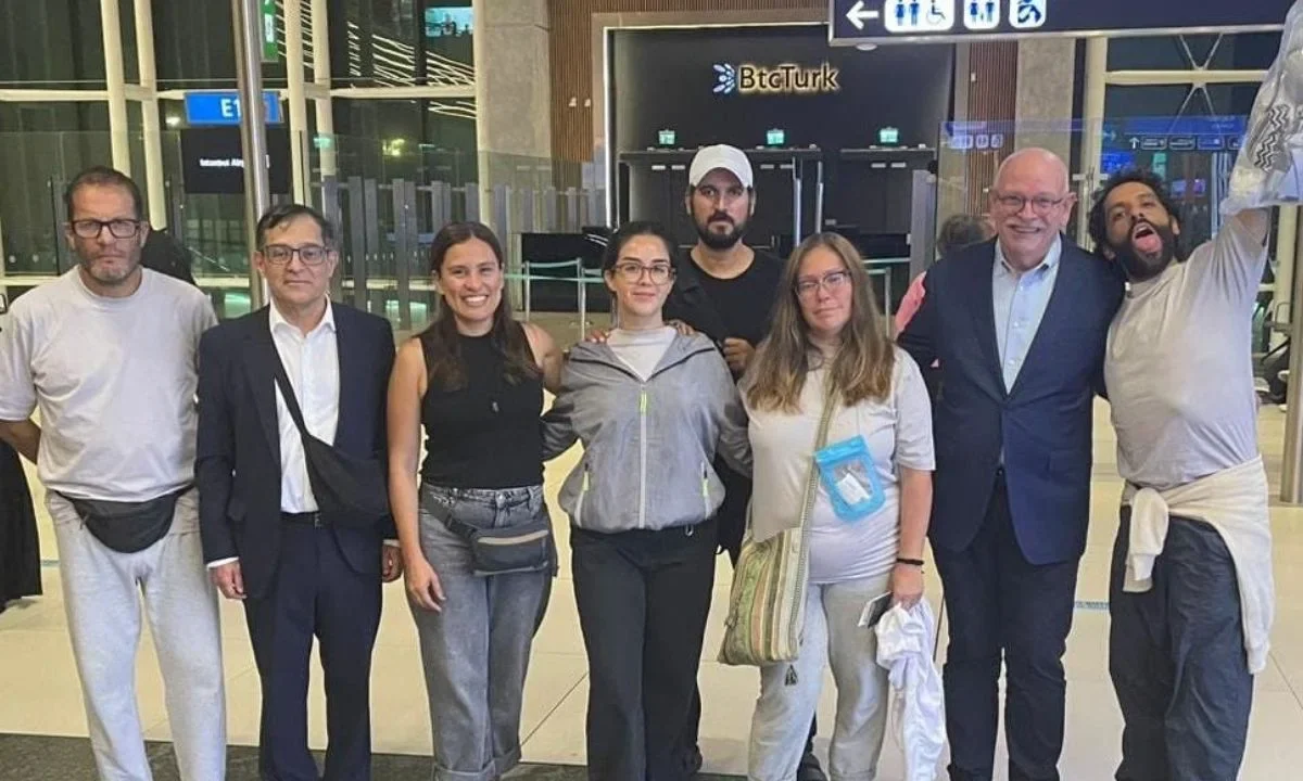 Mexicanos a bordo de la Global Sumud Flotilla llegan al AICM