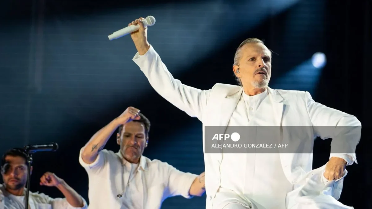 El cantante Miguel Bosé anunció que canceló su show en Nueva York por falta de visas de trabajo.