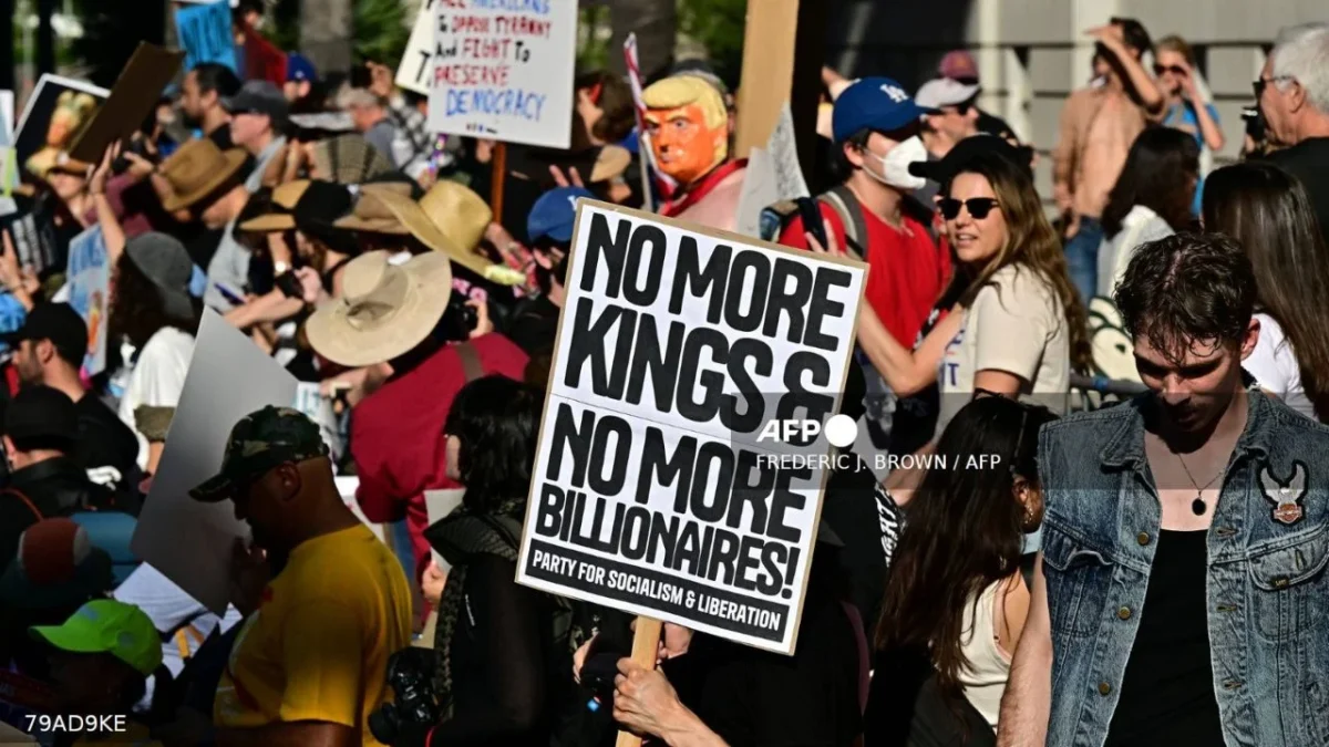 Mas de 300 organizaciones protestan en EU contra lo que llaman el 'régimen fascista' de Trump en EU, con el lema 'No King' como bandera.